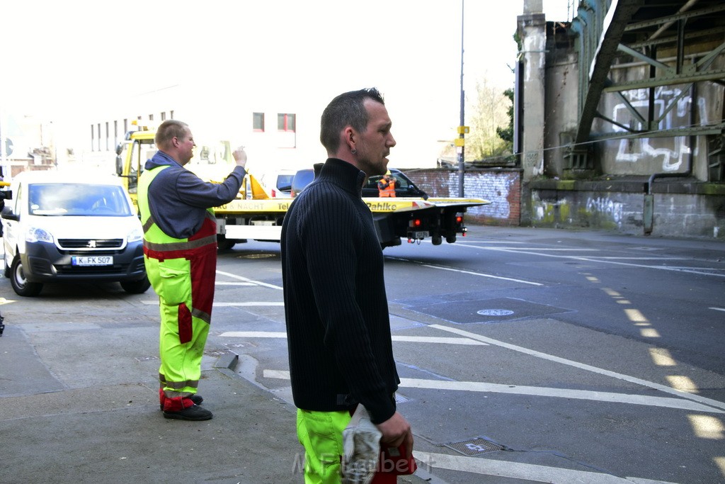 LKW blieb unter Bruecke haengen Koeln Deutz Deutz Muelheimerstr P064.JPG - Miklos Laubert